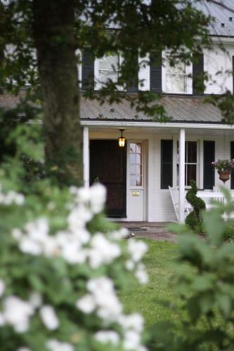 Posada Edgewater Inn & Riverside Grill