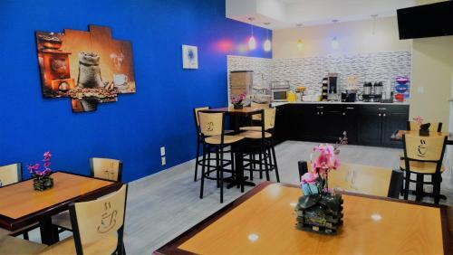 Hotel Oak Tree Inn & Suites