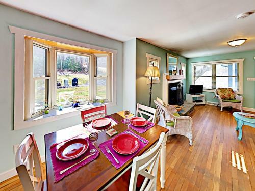 2br W/ Hot Tub, Deck & Fire Pit Cottage