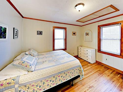 2br W/ Hot Tub, Deck & Fire Pit Cottage