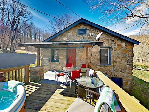 2br W/ Hot Tub, Deck & Fire Pit Cottage