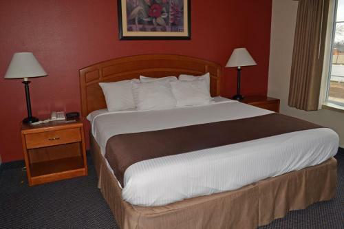 Hotel Paola Inn And Suites