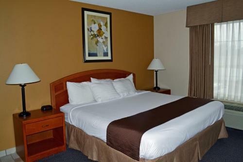 Hotel Paola Inn And Suites