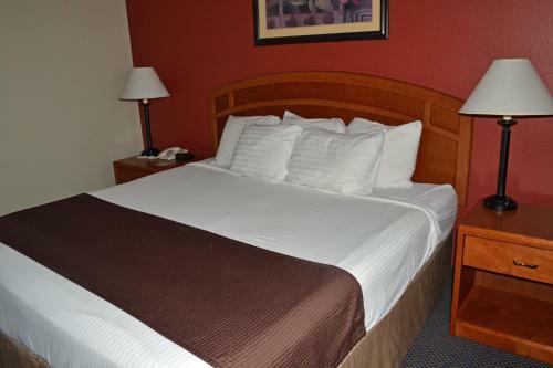 Hotel Paola Inn And Suites