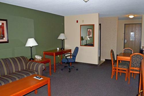 Hotel Paola Inn And Suites