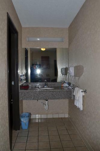 Hotel Paola Inn And Suites