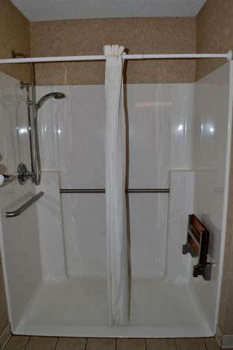 Hotel Paola Inn And Suites