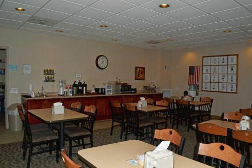 Hotel Paola Inn And Suites