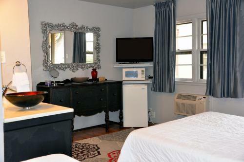 The Crest Motel