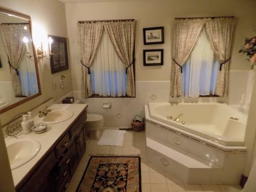 Stonewall House Lakeside Suite