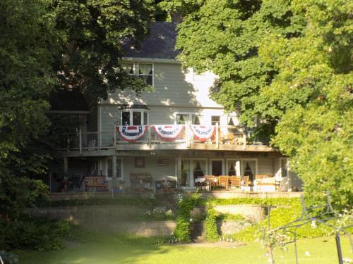 Stonewall House Lakeside Suite