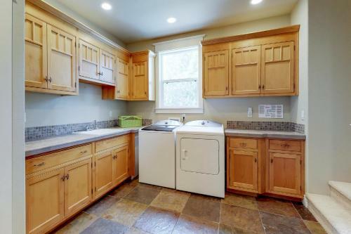 Bend Mountain View Retreat