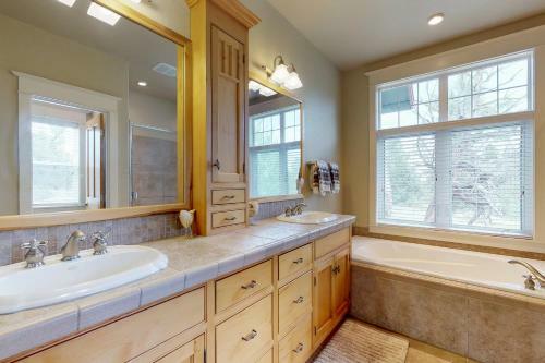 Bend Mountain View Retreat