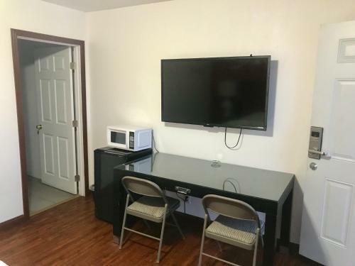 Posada Norwalk Inn & Suites