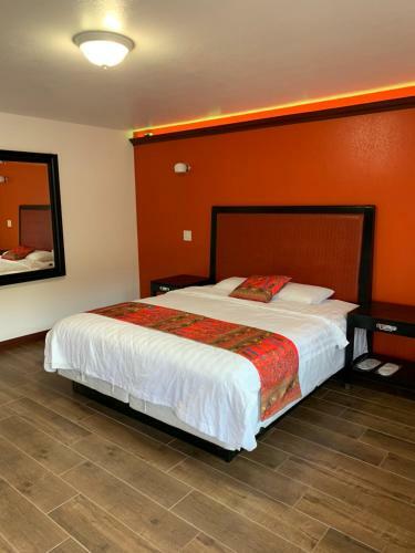 Posada Norwalk Inn & Suites