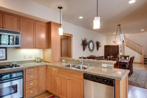 8 Fremont Crossing