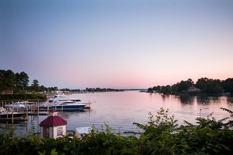 Hotel The Tides Inn