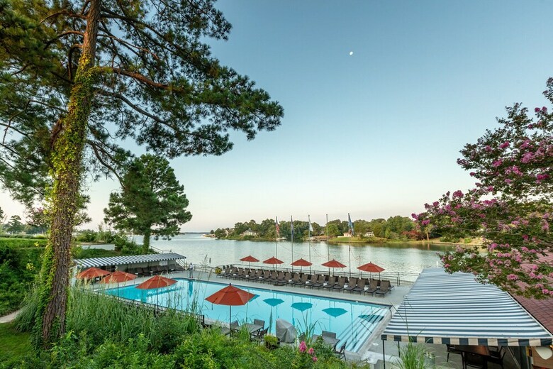 Hotel The Tides Inn