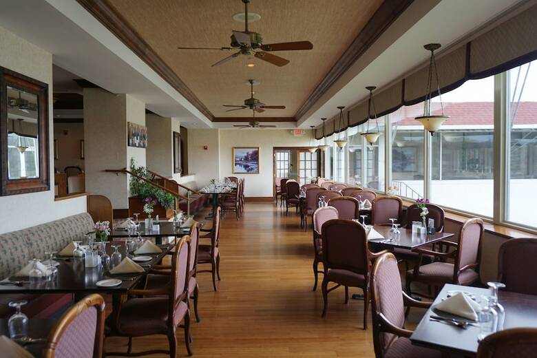 Hotel The Tides Inn