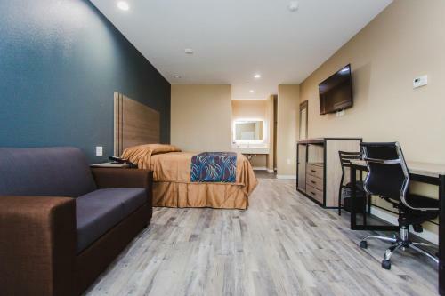 Hotel Budget Host Inn & Suites