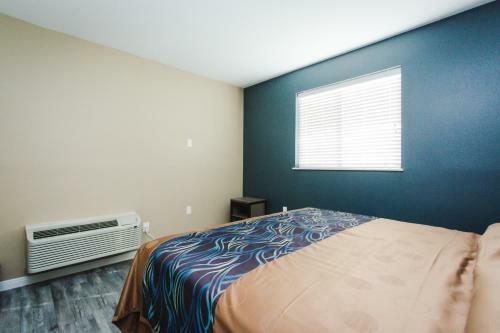 Hotel Budget Host Inn & Suites