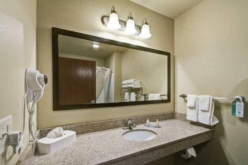 Cobblestone Hotel & Suites - Pulaski