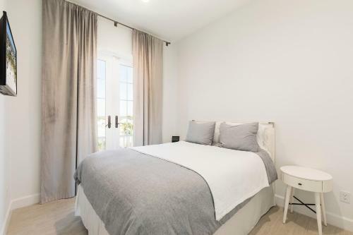 Miami Modern, 7 Bedrooms, Beach Front, Private Heated Pool, Wifi, Sleeps 16