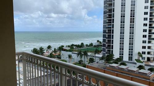 Seaview Beachfront Apartment Sunny Isles Beach
