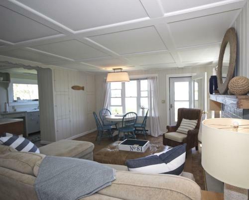 Ginn On The Rocks (Formerly Crescentbeachcottage)