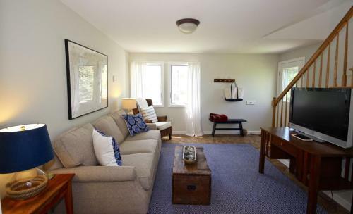 Ginn On The Rocks (Formerly Crescentbeachcottage)