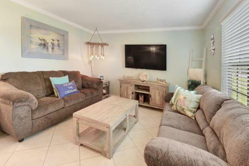 Seaside Villas 18, 2 Bedrooms, Pool Access, Pets, Wifi, Sleeps 8