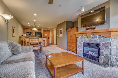 Eagle Springs West 403: Blackbird Suite