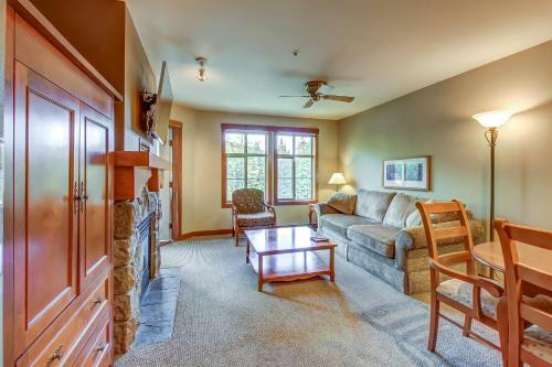 Eagle Springs West 403: Blackbird Suite