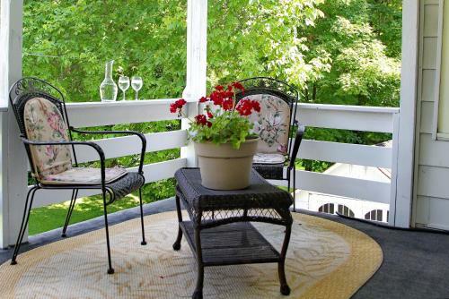 Glass Magnolia Bed & Breakfast