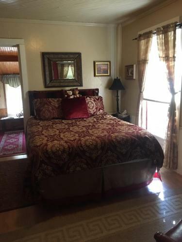 Glass Magnolia Bed & Breakfast