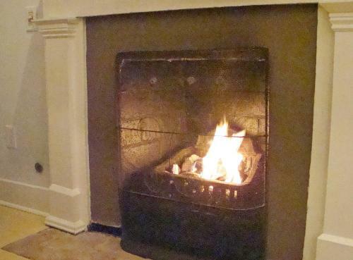 Jingle Bells Square Cottage-historic District-bright- Fireplace