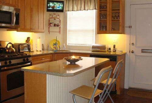 Jingle Bells Square Cottage-historic District-bright- Fireplace