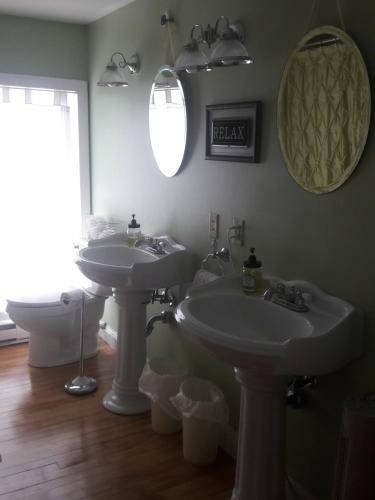 Calais Crossing River House Bed And Breakfast