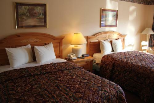 Hotel Lakeside Inn & Suites