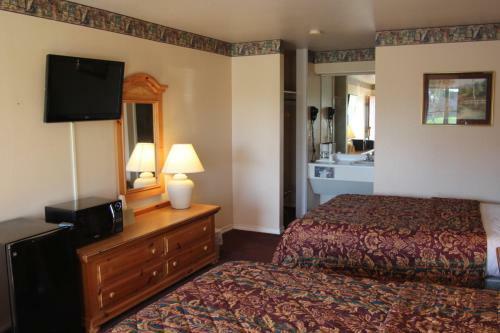 Hotel Lakeside Inn & Suites