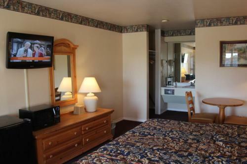 Hotel Lakeside Inn & Suites