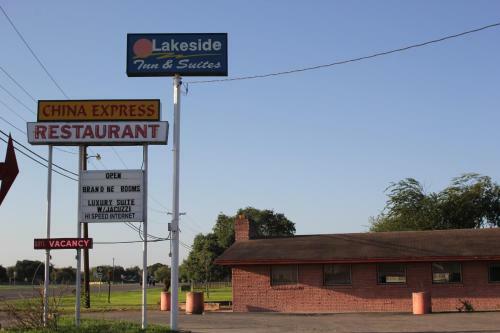 Hotel Lakeside Inn & Suites