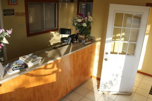 Hotel Lakeside Inn & Suites