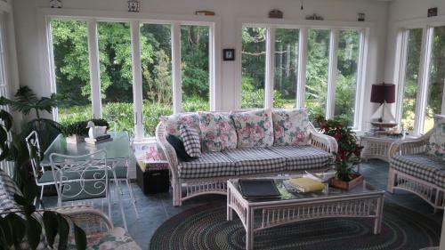 Bed & Breakfast Marvels On The Creek