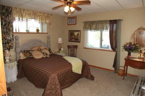 Sawin' Logs Bed & Breakfast