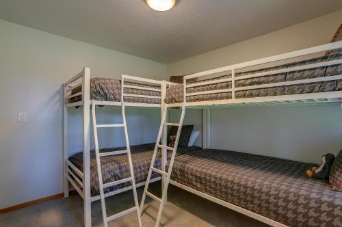 34 Fairway Village