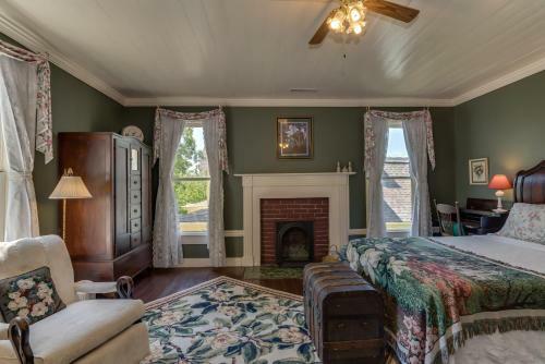 Bed & Breakfast Carrier Houses Inn