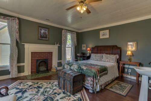 Bed & Breakfast Carrier Houses Inn