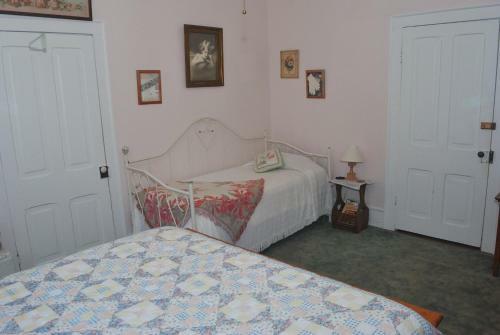 Bed & Breakfast Carrier Houses Inn