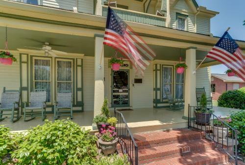 Bed & Breakfast Carrier Houses Inn
